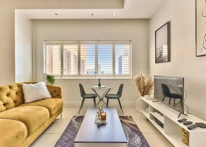 Urban Oasis Suite- Modern Comfort Meets Hotel Lux