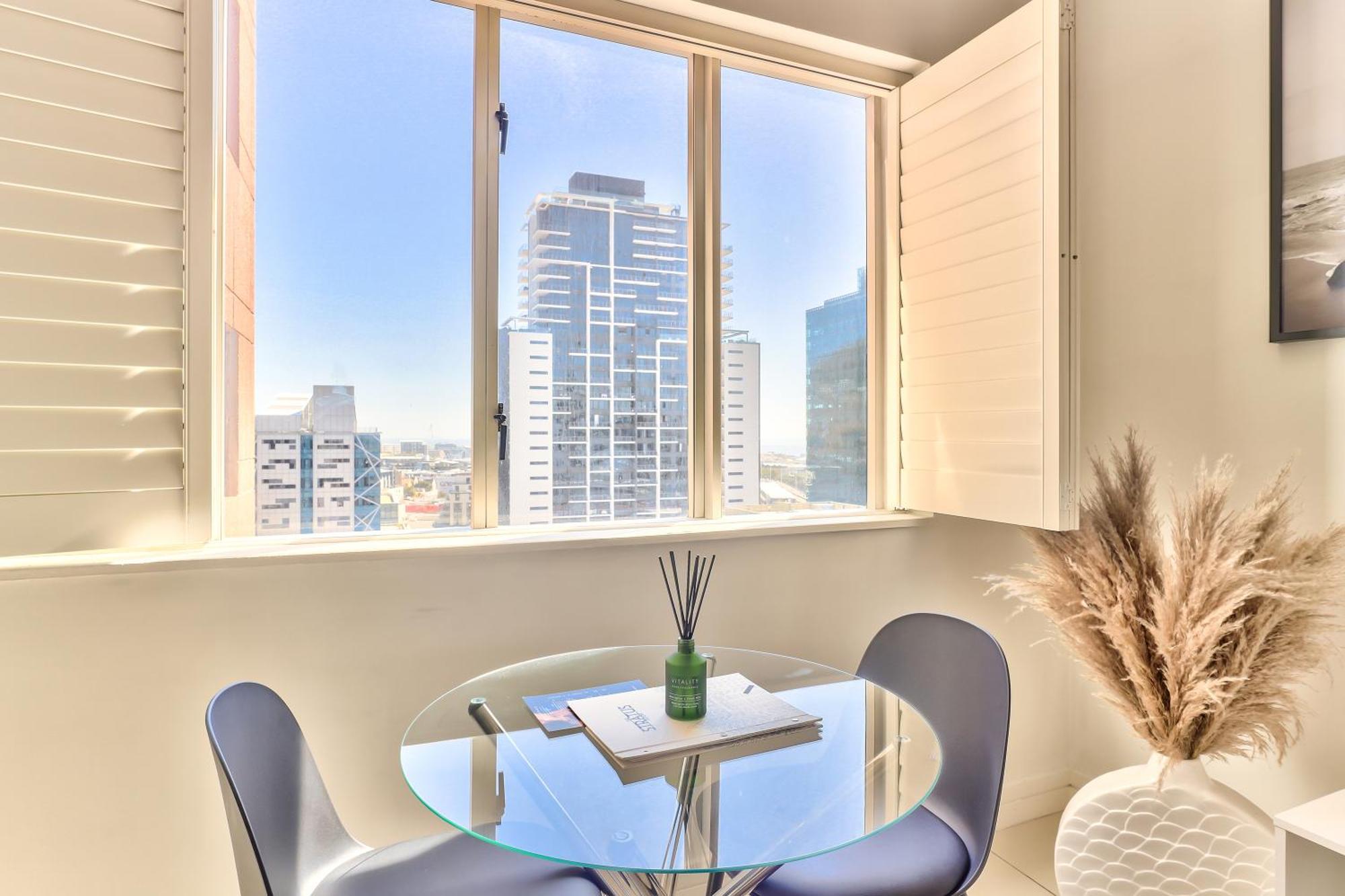 Apartment Urban Oasis Suite- Modern Comfort Meets Lux