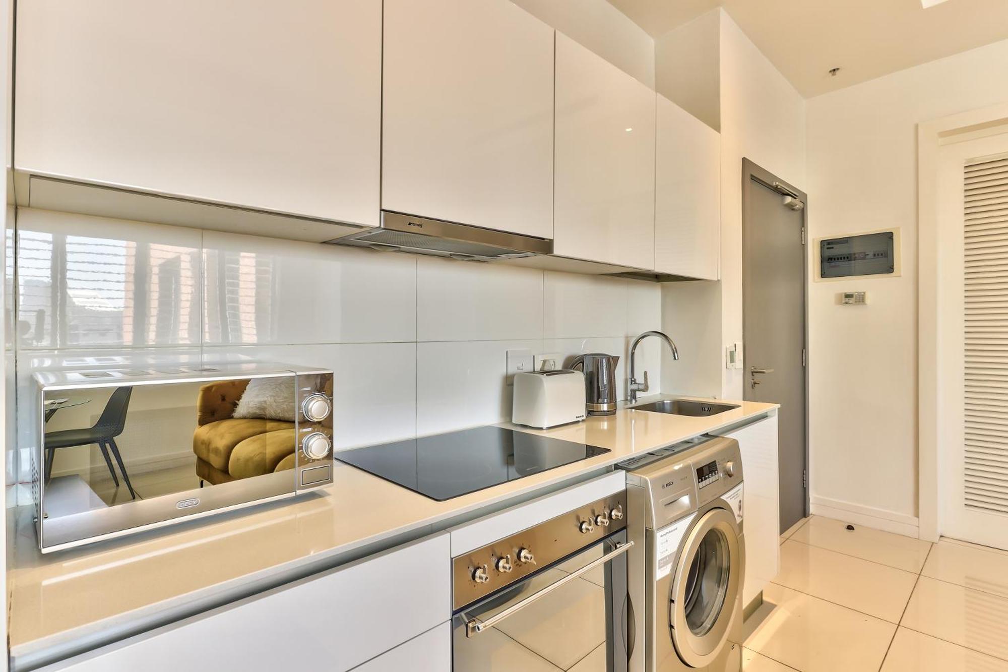 Urban Oasis Suite- Modern Comfort Meets Lux Apartment *