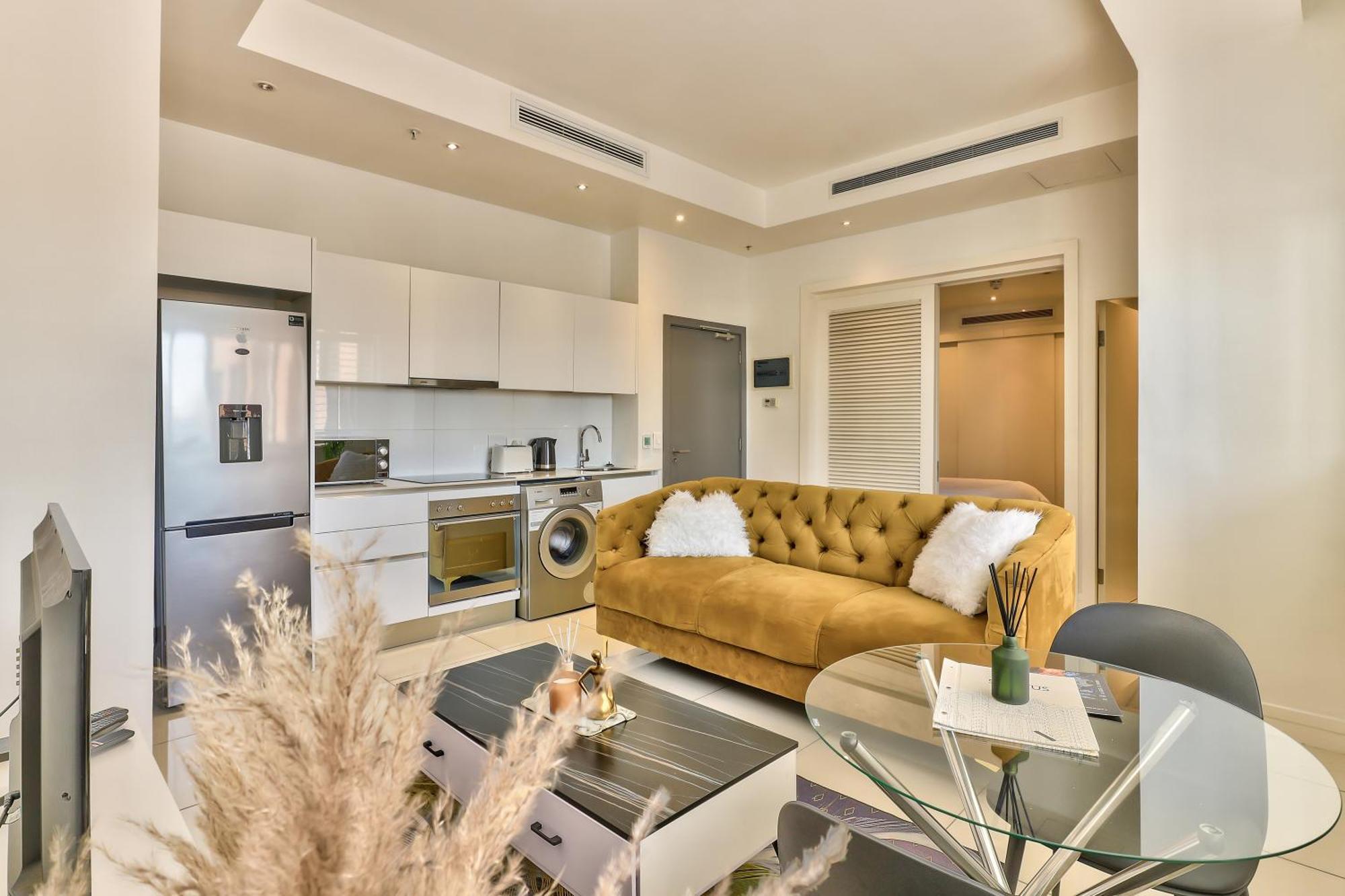 Urban Oasis Suite- Modern Comfort Meets Lux Apartment